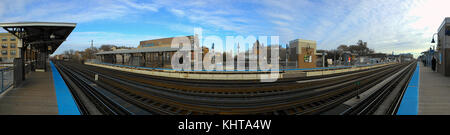 Un 180º vista della Diversey Avenue L piattaforma off la linea marrone su Chicago il lato nord. Foto Stock