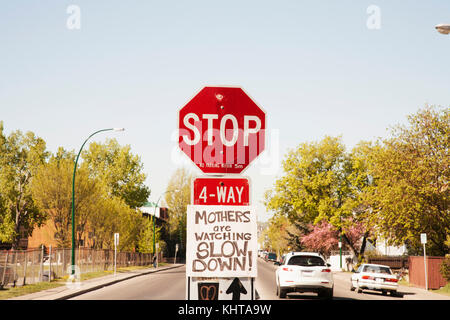 Stop con messaggio a rallentare. Calgary, Alberta Foto Stock