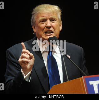 MANCHESTER, NH - febbraio 08: candidato presidenziale repubblicano Donald Trump parla durante una campagna al rally di Verizon Wireless Arena il 8 febbraio 2016 a Manchester, New Hampshire. Democratica e repubblicana candidati presidenziali sono finendo con l'ultima giornata piena di campagna prima di testa gli elettori a votare domani. Persone: Donald Trump Foto Stock