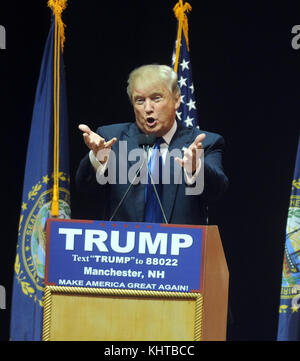 MANCHESTER, NH - febbraio 08: candidato presidenziale repubblicano Donald Trump parla durante una campagna al rally di Verizon Wireless Arena il 8 febbraio 2016 a Manchester, New Hampshire. Democratica e repubblicana candidati presidenziali sono finendo con l'ultima giornata piena di campagna prima di testa gli elettori a votare domani. Persone: Donald Trump Foto Stock