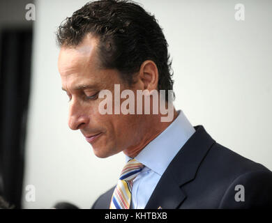 New york, ny - 16 giugno: anthony weiner parla con i giornalisti nel corso di una conferenza stampa . disseccata da scandalo, new york rep. Anthony weiner ha annunciato le sue dimissioni dal Congresso giovedì, fatto da lascivo foto che ha preso di se stesso, inviato per le donne online e poi inflessibilmente mentito circa dopo essere stato catturato. "Io sono qui oggi per scusiamo nuovamente per la personale gli errori che ho fatto e l'imbarazzo mi hanno causato," ha detto la lettura da una breve dichiarazione in Brooklyn. il 16 giugno 2011 a New York City. persone: anthony weiner trasmissione ref: mnc1 deve chiamare se interessati michael tempeste tempeste di me Foto Stock
