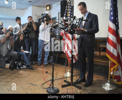 New york, ny - 16 giugno: anthony weiner parla con i giornalisti nel corso di una conferenza stampa . disseccata da scandalo, new york rep. Anthony weiner ha annunciato le sue dimissioni dal Congresso giovedì, fatto da lascivo foto che ha preso di se stesso, inviato per le donne online e poi inflessibilmente mentito circa dopo essere stato catturato. "Io sono qui oggi per scusiamo nuovamente per la personale gli errori che ho fatto e l'imbarazzo mi hanno causato," ha detto la lettura da una breve dichiarazione in Brooklyn. il 16 giugno 2011 a New York City. persone: anthony weiner trasmissione ref: mnc1 deve chiamare se interessati michael tempeste tempeste di me Foto Stock