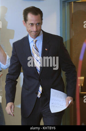 NEW YORK, NY - 16 GIUGNO: Anthony Weiner parla ai media durante una conferenza stampa . Scottato dallo scandalo, il Rep. Di New York Anthony Weiner ha annunciato le sue dimissioni dal Congresso giovedì, fatte da foto scorrette che ha scattato di se stesso, inviate alle donne online e poi mentito fermamente dopo essere stato catturato. "Sono qui oggi per scusarmi nuovamente per gli errori personali che ho commesso e per l'imbarazzo che ho causato", ha affermato leggendo una breve dichiarazione a Brooklyn. Il 16 giugno 2011 a New York. Persone: Anthony Weiner Transmission Ref: MNC1 deve chiamare se interessato Michael Storm mi tempesta Foto Stock