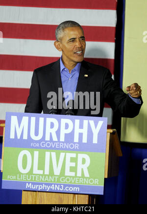 NEWARK, NJ - OTTOBRE 19: L'ex presidente degli Stati Uniti Barack Obama cammina sul palco a sostegno del candidato democratico Phil Murphy, che sta correndo contro il repubblicano Lt. Gov. Kim Guadagno per il governatore del New Jersey il 19 settembre 2017 a Newark, New Jersey. Persone: Barack Obama Foto Stock