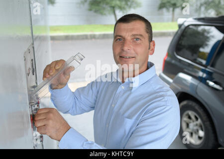 Uomo in auto careshop Foto Stock