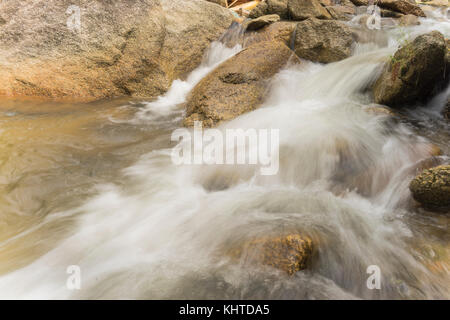 Otturatore lento del batu kurau river, taiping, perak, Malaysia Foto Stock