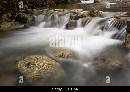 Otturatore lento del batu kurau river, taiping, perak, Malaysia Foto Stock