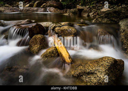 Otturatore lento del batu kurau river, taiping, perak, Malaysia Foto Stock