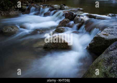 Otturatore lento del batu kurau river, taiping, perak, Malaysia Foto Stock