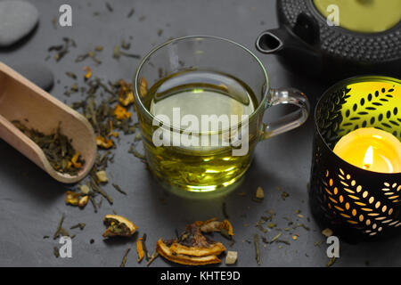Bicchiere di tè con candela still life Foto Stock