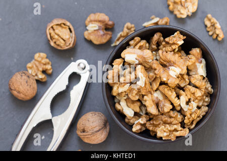 Le noci nel recipiente Foto Stock