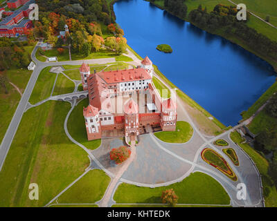 Complesso del Castello di Mir, la Bielorussia, l'Europa. vista aerea del famoso bielorusso castello medievale. Edificio storico in autunno. simbolo della architettura bielorusso Foto Stock