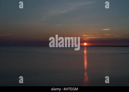 Estate tramonto sul Golfo di Finlandia del mar Baltico Foto Stock