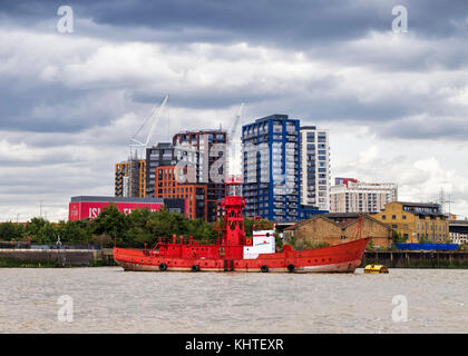 Londra,faro rosso barca,Caroline sul fiume Tamigi e London City isola,nuovo edificio sede di sviluppo da parte di Ballymore gruppo Foto Stock