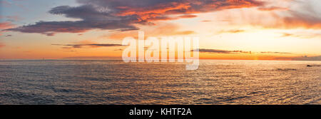 Tramonto sul mare adriatico con golden drammatico panorama sky. solaris, Istria, Croazia. Foto Stock