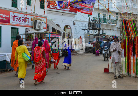 Pushkar, India - 5 nov 2017. popolo indiano camminando sulla strada principale di Pushkar, India. pushkar è una città nel distretto di Ajmer nello stato di rajastha Foto Stock