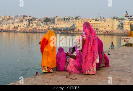 Pushkar, India - 5 nov 2017. Le donne indiane camminando e pregando vicino al lago santo in pushkar, India. pushkar è una città nel distretto di Ajmer in st Foto Stock