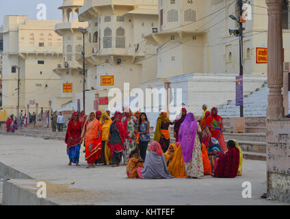 Pushkar, India - 5 nov 2017. Le donne indiane in sari sulla strada di Pushkar, India. pushkar è una città nel distretto di Ajmer nello stato del Rajasthan. Foto Stock