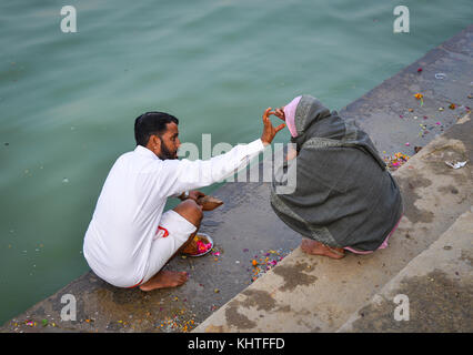 Pushkar, India - 5 nov 2017. popolo indiano la balneazione e pregando vicino al lago santo in pushkar, India. pushkar è una città nel distretto di Ajmer in s Foto Stock