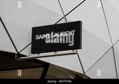 Monaco Francia - 10 settembre 2017. Insegna e logo del negozio di abbigliamento Saint laurent. Dior è un famoso negozio di abbigliamento Foto Stock