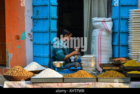 Pushkar, India - 5 nov 2017. vendita di dadi in pushkar, India. pushkar è una città nel distretto di Ajmer nello stato del Rajasthan. Si tratta di un pellegrinaggio si Foto Stock