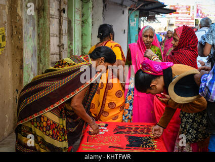 Pushkar, India - 5 nov 2017. vendita gioielli su strada di Pushkar, India. pushkar è una città nel distretto di Ajmer nello stato del Rajasthan. Si tratta di un Foto Stock