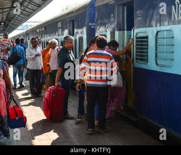 Rajasthan, India - 5 nov 2017. persone provenienti da treno in Ajmer stazione ferroviaria nel Rajasthan, India. ajmer city si trova a una distanza di 135 km fro Foto Stock