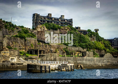 Nagasaki, Hashima, Giappone - Ottobre 2017: città fantasma su un'isola abbandonata chiamato Gunkanjima e Hashima anche nei pressi di Nagasaki Foto Stock