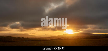 Vista panoramica del Golden Sunset over brughiera vicino a Whitby, North York Moors, Regno Unito Foto Stock