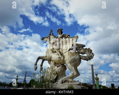 La statua di Mercurio che cavalcano Pegasus, l'ingresso al giardino delle Tuileries, la statua di Coysevox, Parigi, Francia. Foto Stock