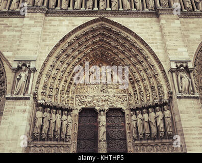 Timpano scolpito del Giudizio universale sopra l'ingresso della Notre-Dame de Paris. Foto Stock