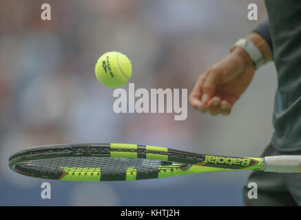 Lo spagnolo giocatore di tennis Rafael Nadal rimbalza palla da tennis sulla racchetta da tennis in Us Open 2017 tennis championship, new york city, nello stato di new york, Regno st Foto Stock