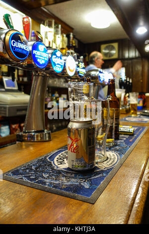 Public House, birre, bicchieri vuoti, Barman - l'Aquila, Braintree Foto Stock