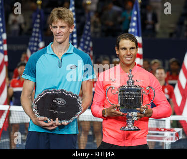 Il tennista spagnolo Rafael Nadal e il secondo classificato Kevin Anderson che detengono i trofei US Open 2017, New York City, New York State, Stati Uniti. Foto Stock