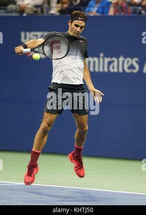 Il tennista svizzero ROGER FEDERER (sui) gioca a backhand shot durante la partita di singolare maschile all'US Open 2017 Tennis Championship, New York City, New York St Foto Stock