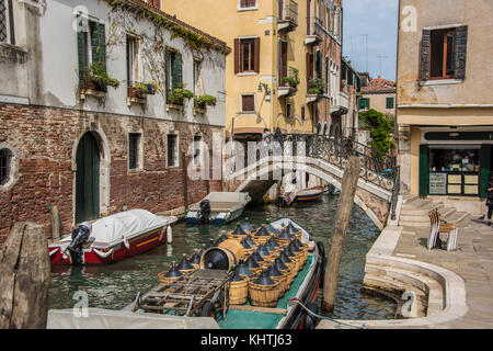 Consegna barca caricata di giare di vino ormeggiata su un Canal, Venezia Foto Stock