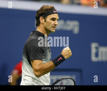 Swiss giocatore di tennis Roger Federer (sui) celebra in Us Open 2017 tennis championship, new york city, nello stato di new york, Stati Uniti. Foto Stock