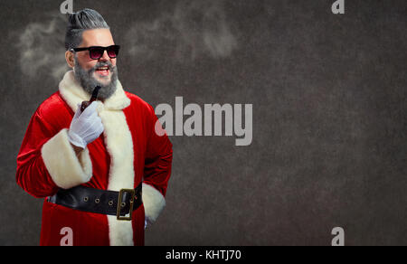 Babbo Natale con un'acconciatura e un sigaro lancia un fumo. Foto Stock