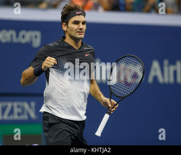 Swiss giocatore di tennis Roger Federer (sui) celebra in Us Open 2017 tennis championship, new york city, nello stato di new york, Stati Uniti. Foto Stock