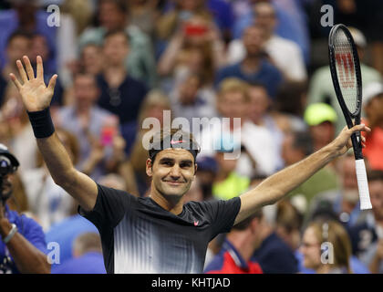 Swiss giocatore di tennis Roger Federer (SUI) celebra in US Open 2017 Tennis Championship, New York City, nello Stato di New York, Stati Uniti. Foto Stock