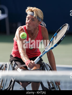 Il tedesco giocatore di tennis sabine ellerbrock gioca il rovescio shot in carrozzella singles corrisponde a us open 2017 tennis championship, new york new york Foto Stock