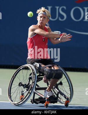 La tennista tedesca Sabine Ellerbrock gioca un backhand shot in Wheelchair Singles match all'US Open 2017 Tennis Championship, New York City, New York Foto Stock