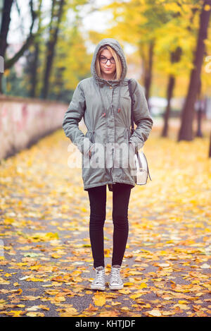 Giovane donna tanga con gli occhiali in autunno Foto Stock