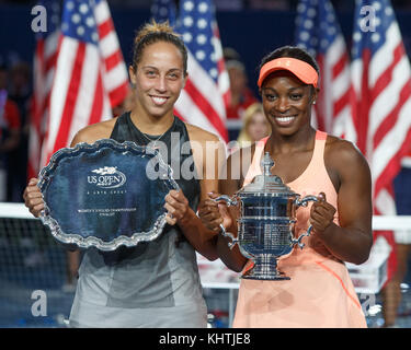 La tennista americana Sloane Stephens e Madison Keys si presentano alla presentazione del trofeo dopo la finale femminile, US Open 2017 Tennis Foto Stock