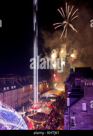 Fuochi d'artificio sono impostate su off al di sopra di Edimburgo di George Street per contrassegnare l'inizio della capitale la stagione festiva. Foto Stock