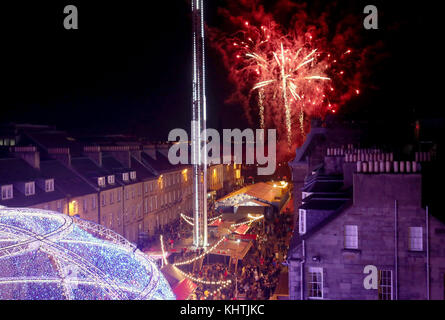 Fuochi d'artificio sono impostate su off al di sopra di Edimburgo di George Street per contrassegnare l'inizio della capitale la stagione festiva. Foto Stock
