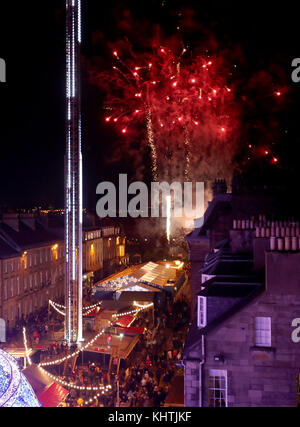 Fuochi d'artificio sono impostate su off al di sopra di Edimburgo di George Street per contrassegnare l'inizio della capitale la stagione festiva. Foto Stock