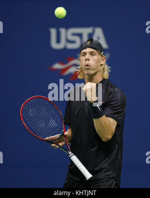 Il tennista canadese DENIS SHAPOVALOV (CAN) celebra il match point all'US Open 2017 Tennis Championship, New York City, New York State, Stati Uniti Foto Stock