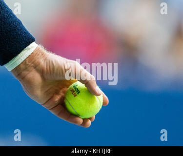Il tennista sudafricano Kevin Anderson tiene la palla sul campo durante la finale maschile del torneo di tennis US Open 2017, New York City, Foto Stock