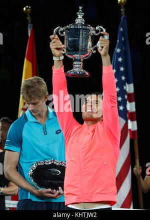 Il tennista spagnolo Rafael Nadal con l'US Open 2017 Trophy dopo aver battuto Kevin Anderson nella finale maschile, New York City, New York State, United Foto Stock